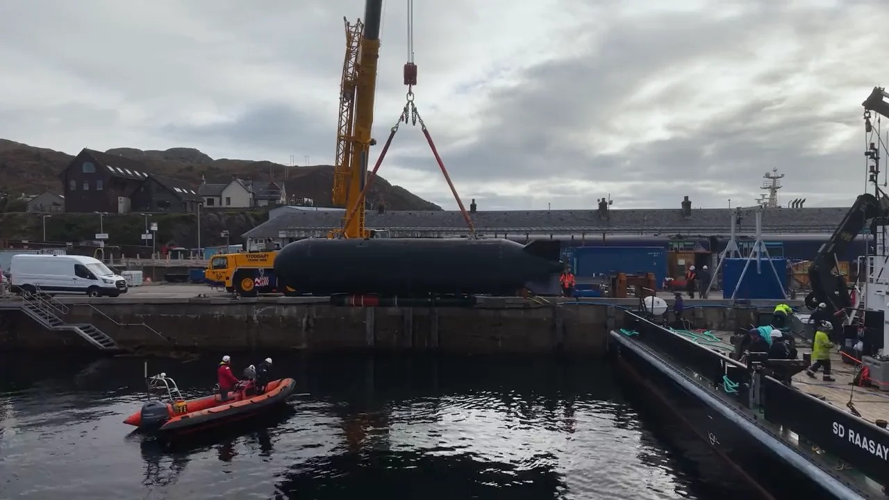 The Royal Navy's XV Excalibur uncrewed submarine carrying an exercise Mk 48 torpedo.